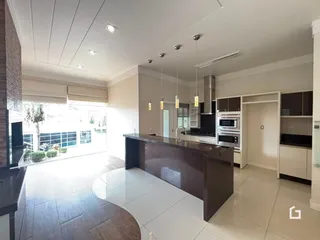 Foto de uma sala de estar e cozinha moderna com ilha em um imóvel no Brasil.