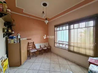 Quarto interno com piso cerâmico e armário de madeira.