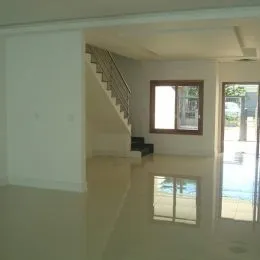 Hall de entrada com escadaria visível no interior da propriedade.