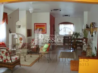 Sala de estar com piso de madeira e móveis.