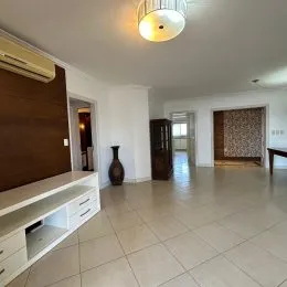 Sala de estar com piso de cerâmica e móveis de madeira.