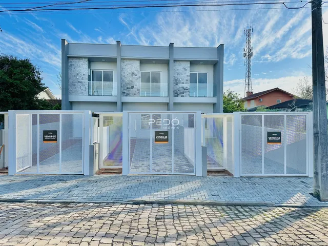 Fachada de uma casa moderna com portão de entrada em Lajeado, Brasil.