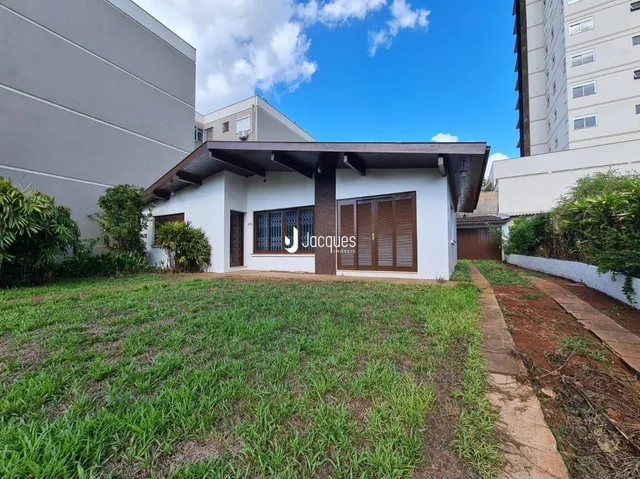 Fachada de uma residência com gramado na frente em Lajeado, Brasil.