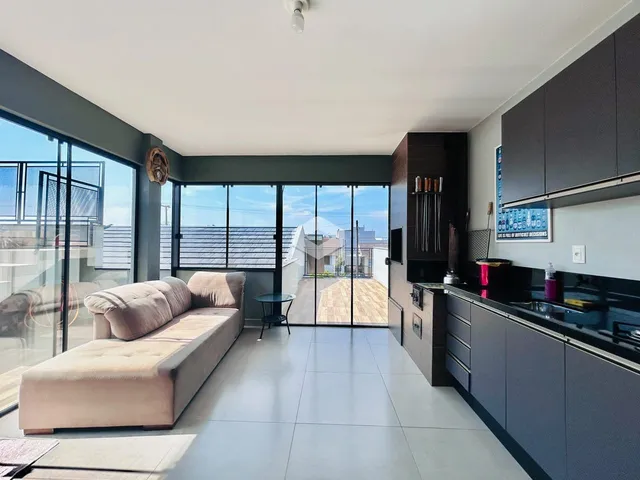Sala de estar com vista para o jardim através de portas de vidro.