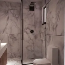 Foto de um banheiro com revestimento de azulejos brancos.