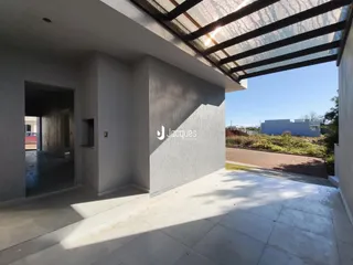 Vista da fachada de uma propriedade com um pátio externo.