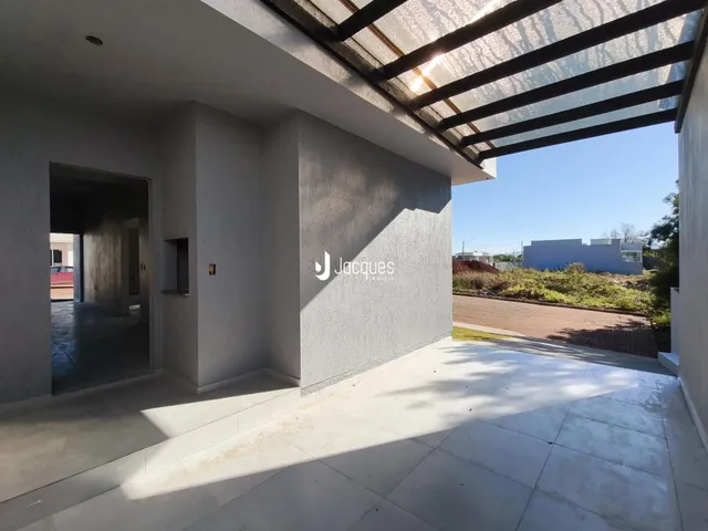 Vista da fachada de uma propriedade com um pátio externo.