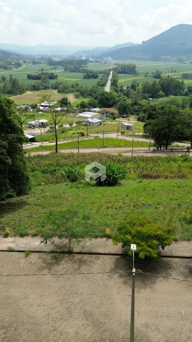 Vista de paisagem rural com campos e vegetação ao redor.