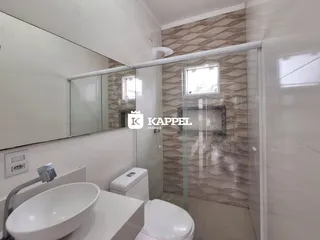 Foto de um banheiro interno com pia e vaso sanitário.