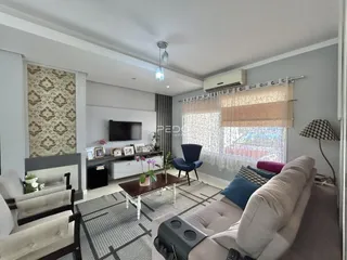 Sala de estar moderna com sofá e lareira em um imóvel no Brasil.