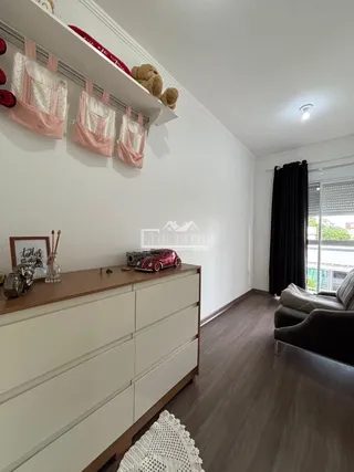 Foto de um ambiente interno com prateleiras brancas e piso de madeira escura.