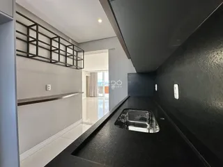 Hall de entrada com nichos de metal e piso claro em um imóvel no Brasil.