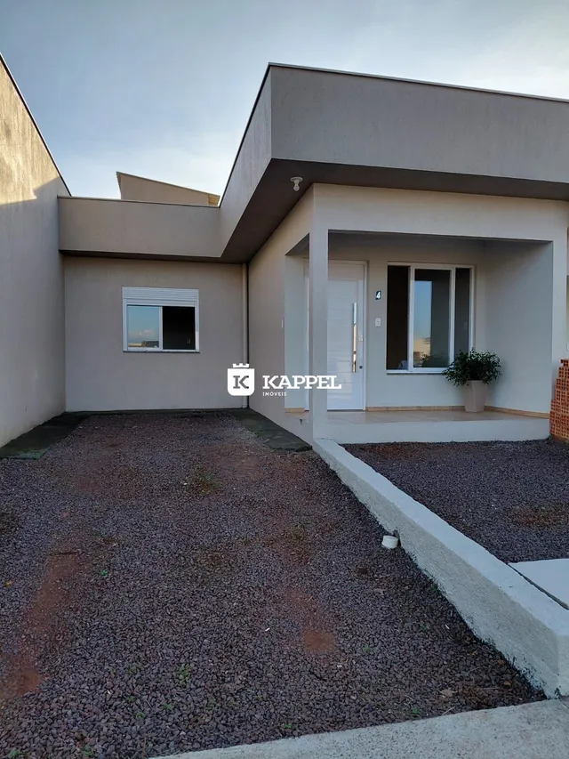 Fachada moderna de uma residência em Lajeado, Brasil, com revestimento externo claro.