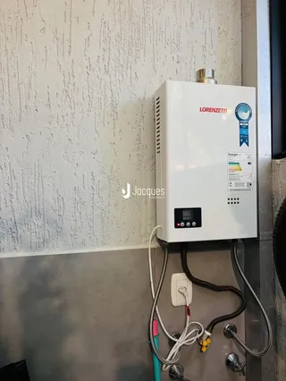 Parede interna com unidade de ar condicionado instalada.