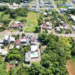 Vista aérea de uma propriedade em Lajeado, Brasil, mostrando a área com vegetação.