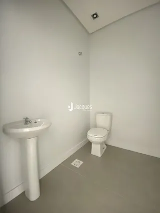 Foto de um banheiro interno em uma residência.