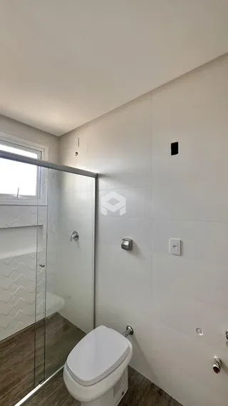 Foto de um banheiro com box de vidro e vaso sanitário em Lajeado.