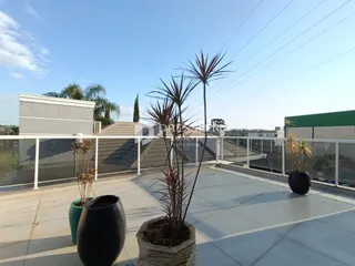 Vista de uma área externa com piso de cerâmica em Lajeado.