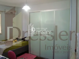 Um quarto com paredes brancas e portas de correr.