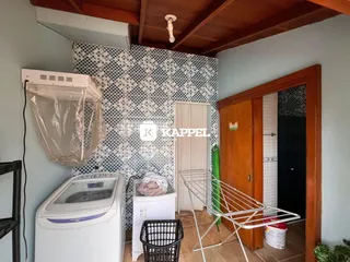 Esta é uma foto de uma área de serviço com máquina de lavar e secar em um imóvel.