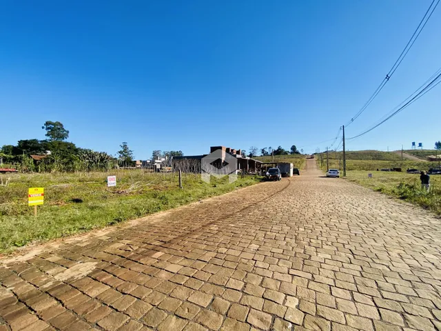 Uma estrada pavimentada se estende por uma área de terreno gramado em Lajeado.