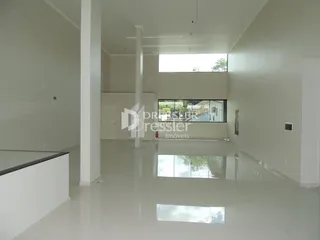Vista interna de um espaço amplo e claro.
