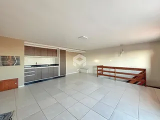 Imagem de uma sala de estar com cozinha em um imóvel.