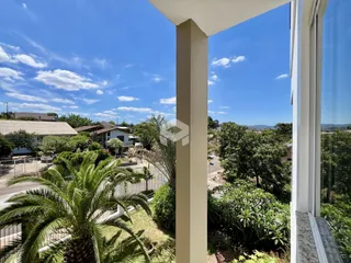 Vista externa da propriedade em Lajeado, Brasil, mostrando a vegetação e o céu.