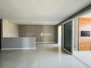 Ambiente interno de uma sala com piso de cerâmica clara.