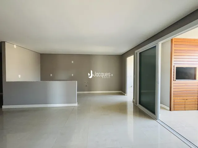Ambiente interno de uma sala com piso de cerâmica clara.
