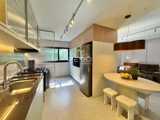 Imagem de uma cozinha moderna com armários e bancadas em aço inoxidável.