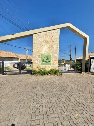 Fachada de uma propriedade em Lajeado, Brasil, com portão de metal e muro de pedra.