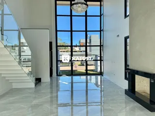 Sala de estar moderna com piso de porcelanato e grandes janelas de vidro.