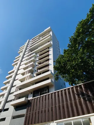 Fachada de um prédio residencial em Lajeado, Brasil, sob céu azul.