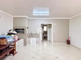 Uma área interna com piso de cerâmica e uma lareira em um imóvel.