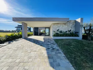 Fachada moderna de uma residência em Lajeado, Brasil.