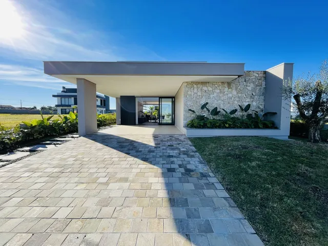 Fachada moderna de uma residência em Lajeado, Brasil.