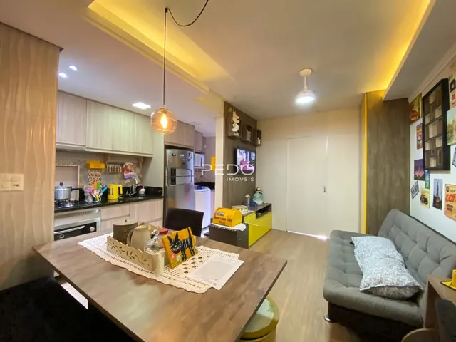 Interior de uma sala de jantar com cozinha em um imóvel no Brasil.