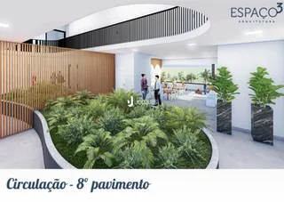 Corredor com revestimento de madeira e vegetação em um apartamento.