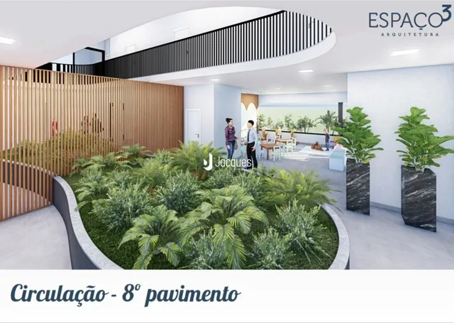 Corredor com revestimento de madeira e vegetação em um apartamento.