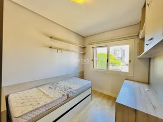 Quarto com cama e janela em um imóvel no Brasil.