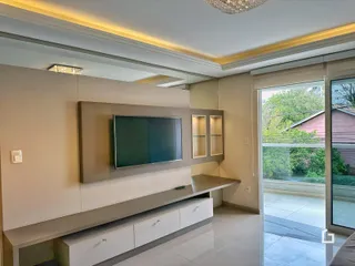 Sala de estar moderna com painel de destaque e porta de vidro.