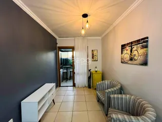 Foto de um ambiente interno com paredes cinzas e piso claro.