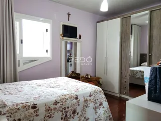 Quarto com janela e armário em ambiente residencial.