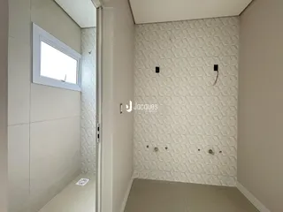 Hall de entrada com parede decorativa em padrão geométrico branco.