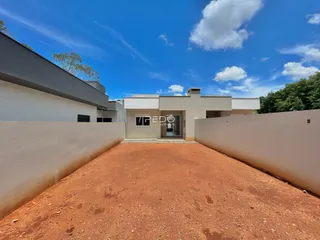 Fachada de uma casa moderna em Lajeado, Brasil, com um pátio de terra no primeiro plano.