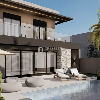 Fachada de uma residência moderna com área externa e piscina em Lajeado, Brasil.