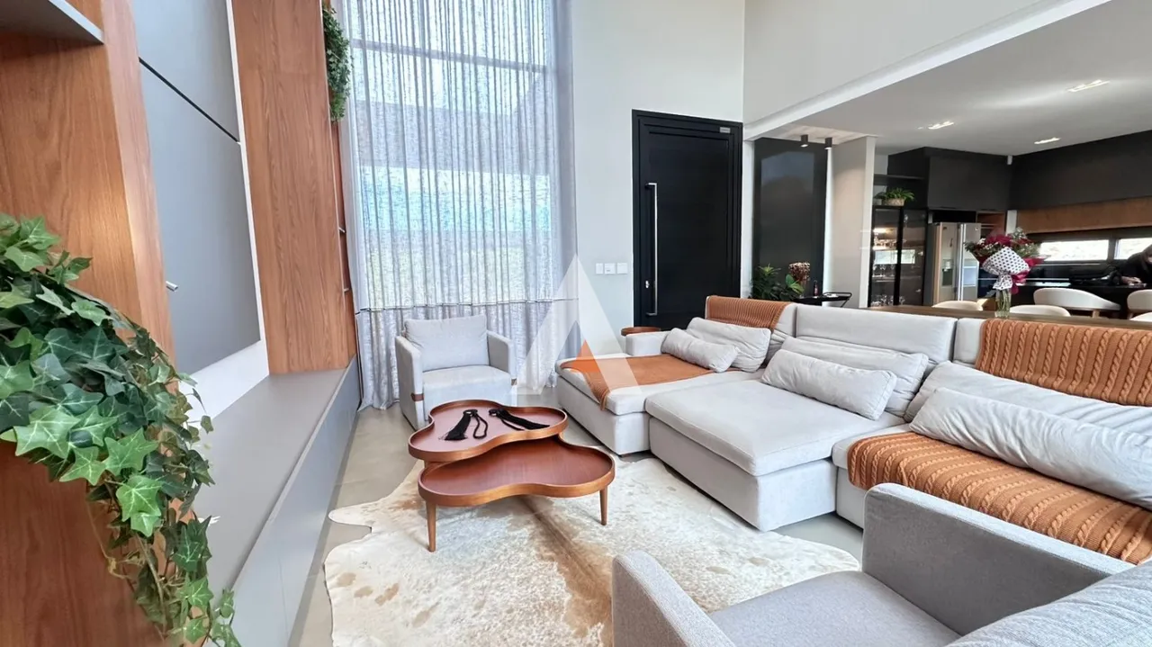 Casa com 4 dormitórios, foto 1