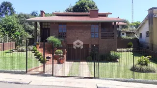 Fachada de casa em Lajeado, Brasil com muro e cerca.