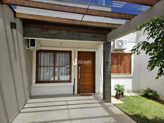 Fachada de uma residência em Lajeado, Brasil, mostrando a entrada e a área externa.